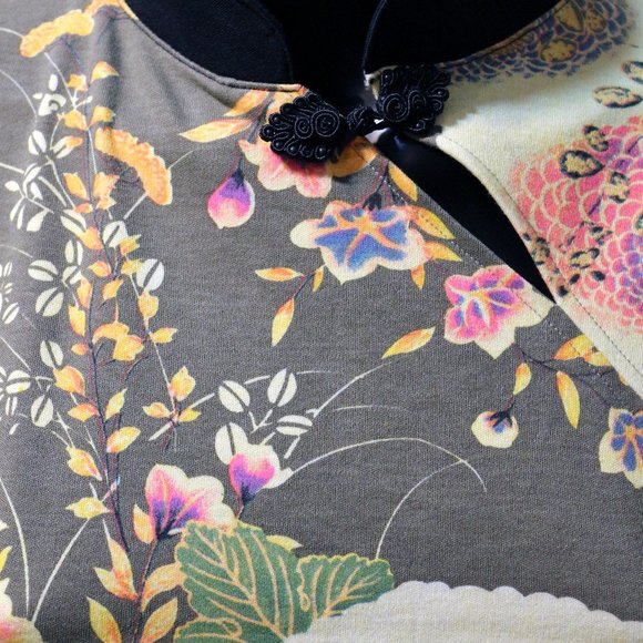 Blossom Asia print top with neck clasp - Picture 3 of 5